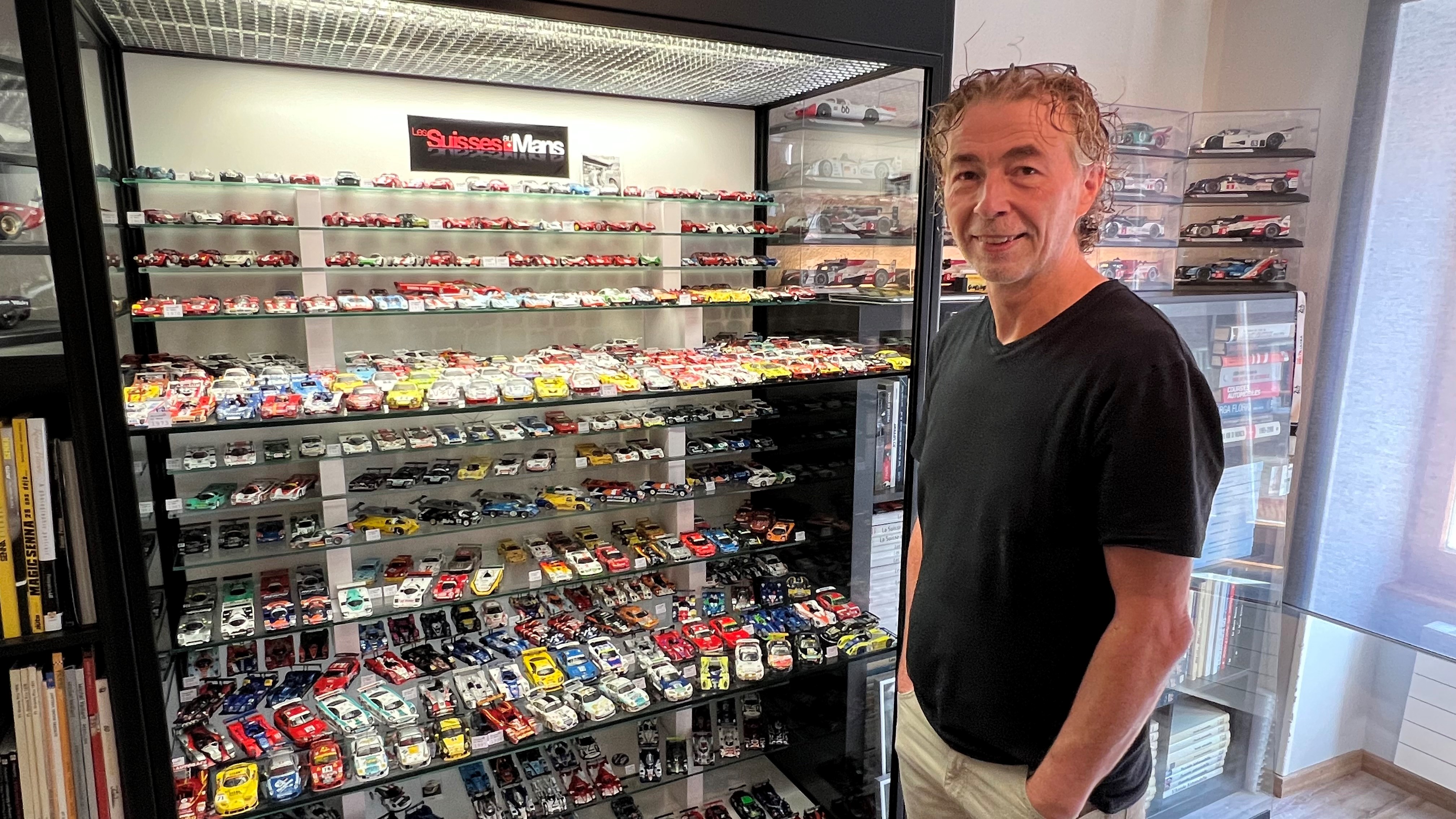 Jean-Philippe Rossel, l'éternel enfant qui a réuni plus de 1500 modèles réduits de voitures de course dans sa collection. Toutes ont un lien avec la Suisse